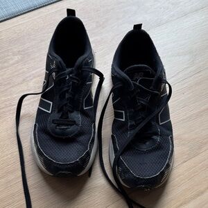 New Balance big boys Black and White Athletic Sneakers 4.5 wide